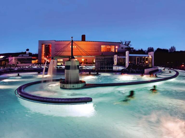 Eine in der Dunkelheit illuminierter Pool in der Europa Therme Bad Füssing.